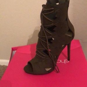 This beautiful olive green bootie :)